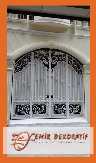 Ferforje beyaz kapılar