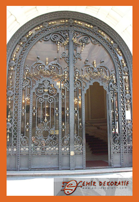 Ferforje gösterişli kapılar